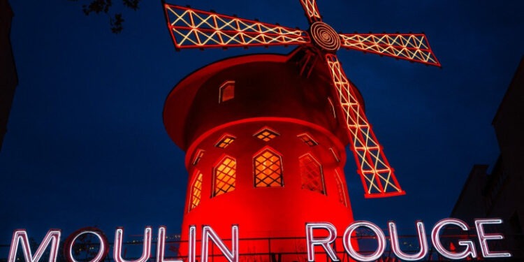 Morişca de vânt care decora celebrul cabaret Moulin Rouge a căzut