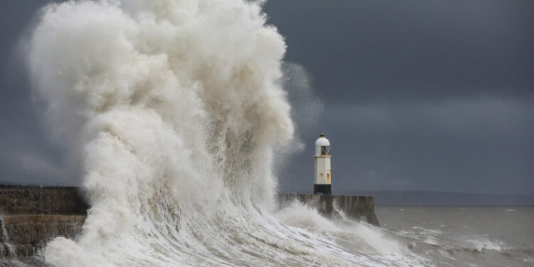 Sute de curse aeriene au fost anulate în Marea Britanie, unde furtuna Kathleen a adus rafale de peste 140 de kilometri pe oră
