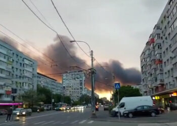 Incendiu și explozii la o clădire din capitala României. Sunt degajări mari de fum în zonă. Pompierii intervin cu 15 autospeciale
