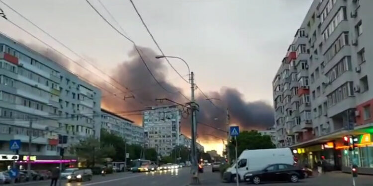 Incendiu și explozii la o clădire din capitala României. Sunt degajări mari de fum în zonă. Pompierii intervin cu 15 autospeciale