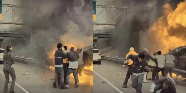 Momente dramatice pe autostradă cu un bărbat blocat într-o mașină cuprinsă de flăcări. Alți șoferi încearcă cu disperare să îl salveze