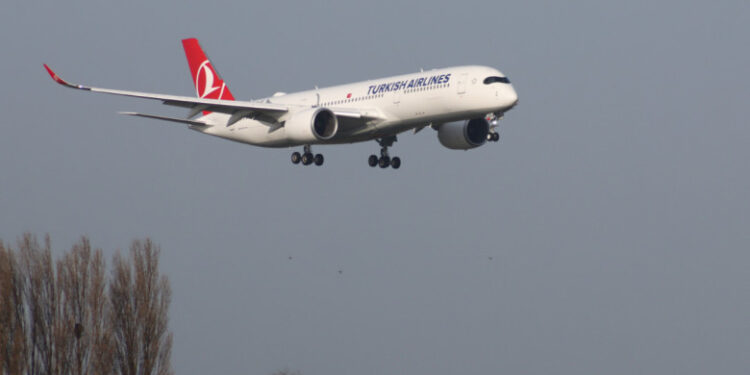 Alertă cu bombă la bordul unui avion Turkish Airlines. Aeronava a aterizat de urgență