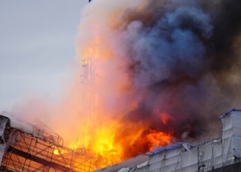 Incendiu uriaș în Copenhaga. Flăcările au cuprins clădirea-muzeu a Bursei, turla de 56 de metri s-a prăbușit