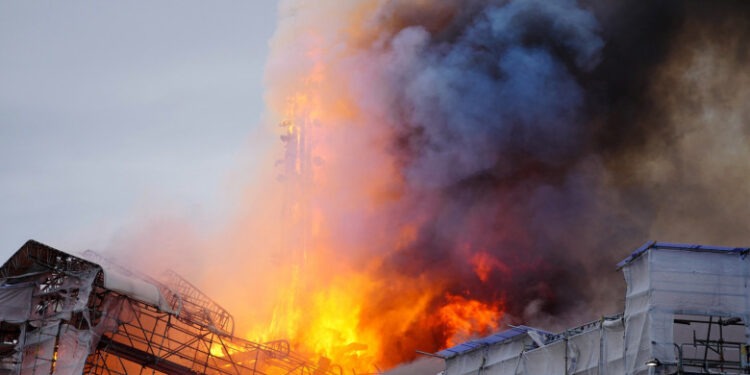 Incendiu uriaș în Copenhaga. Flăcările au cuprins clădirea-muzeu a Bursei, turla de 56 de metri s-a prăbușit