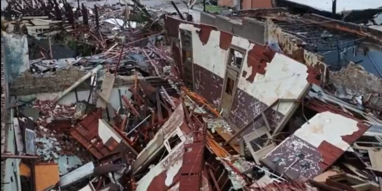 Peste 100 de tornade au devastat centrul Statelor Unite în ultimele trei zile. Cinci morți și zeci de răniți