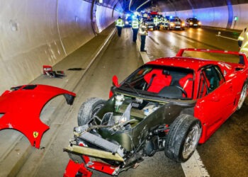 Un angajat a făcut praf un Ferrari de 3 milioane de euro în timp ce îl ducea la o expoziție, în Germania