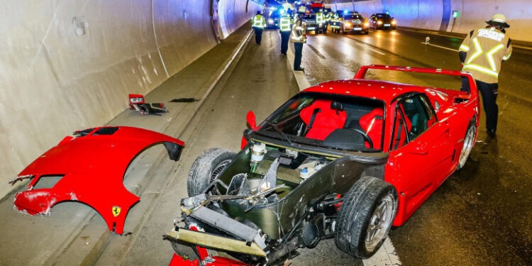 Un angajat a făcut praf un Ferrari de 3 milioane de euro în timp ce îl ducea la o expoziție, în Germania