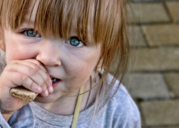 România se situează pe primul loc, la nivel european, în topul ţărilor în care copiii şi tinerii sunt puternic afectaţi de sărăcie