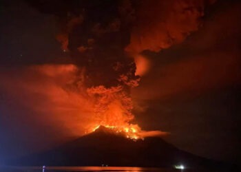 Alertă de tsunami în Indonezia după erupția vulcanului Ruang. Imagini cu norul de cenușă de un kilometru și fulgere deasupra craterului