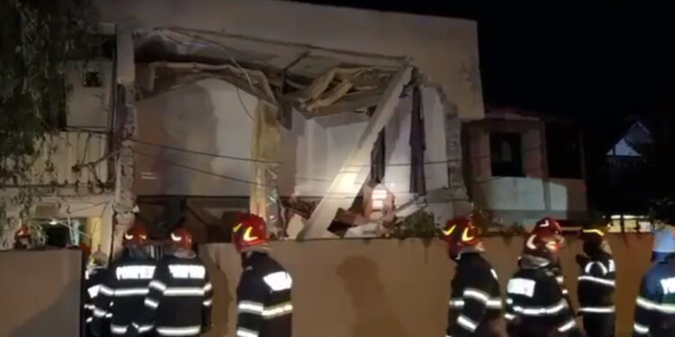 Explozie puternică într-un bloc din România: O femeie a murit după ce un etaj s-a prăbușit