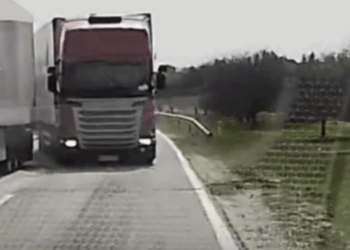 Depășire periculoasă pe traseu! Momentul în care un șofer de camion este la un pas de a spulbera o mașină