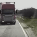 Depășire periculoasă pe traseu! Momentul în care un șofer de camion este la un pas de a spulbera o mașină