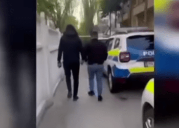 Se dădeau drept polițiști și șantajau un bărbat: Doi bărbați, reținuți