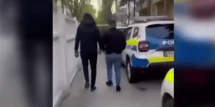Se dădeau drept polițiști și șantajau un bărbat: Doi bărbați, reținuți