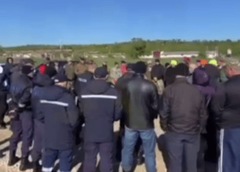 În timp ce șoferul în a cărui mașină a urcat tânăra dispărută de o săptămână, polițiștii și voluntarii continuă căutările ei