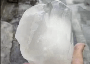 В прямом смысле убийственный град обрушился вместе с торнадо на китайский Гуанчжоу. Это надо видеть