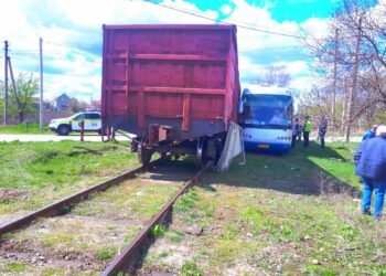 Un autobuz cu pasageri, de pe ruta Bălți-Pîrlița, lovit de un tren marfar la Fălești