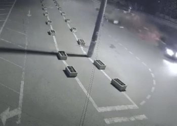 Un tânăr pe BMW a spulberat un sens giratoriu din Ialoveni: „Pe pista de decolare a intervenit un impediment!”
