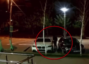 Momentul în care doi indivizi sparg două BMW-uri în Chișinău