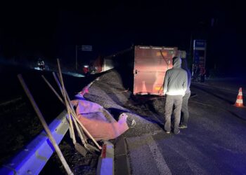 Un camion încărcat cu semințe de floarea-soarelui s-a răsturnat la Bălți: Șoferul a ajuns la spital