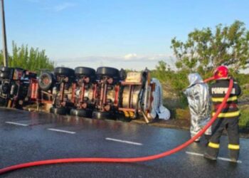 Водитель погиб: В Румынии перевернулась автоцистерна с этанолом на молдавских номерах