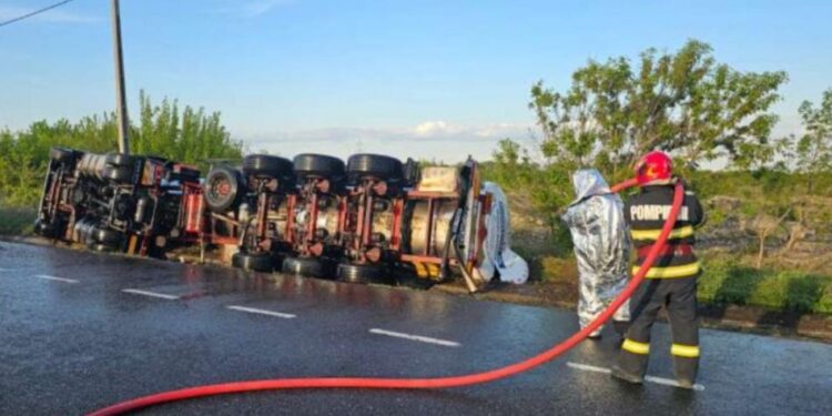 Водитель погиб: В Румынии перевернулась автоцистерна с этанолом на молдавских номерах