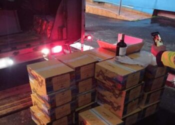 216 sticle de vin din Moldova, descoperite într-un autocar la intrare în România