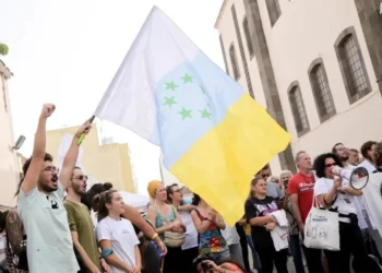 Жители Канарских островов объявили голодовку и требуют выгнать всех туристов. Что произошло