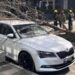 A căzut din cauza vântului puternic: Două automobile, distruse de un copac, în capitală