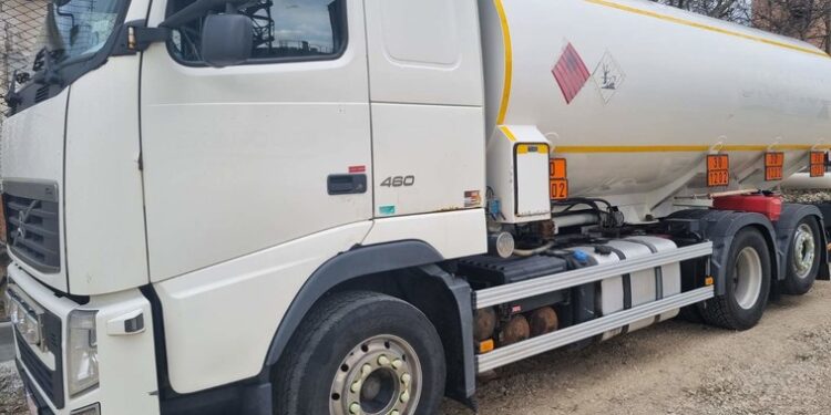 FOTO // Primele 50 de tone de motorină donate fermierilor moldoveni, au fost distribuite