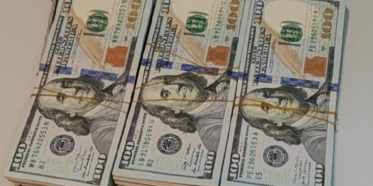 Un străin, oprit pe Aeroportul Chișinău în timp ce încerca să iasă cu 31 250 de dolari, bani nedeclarați