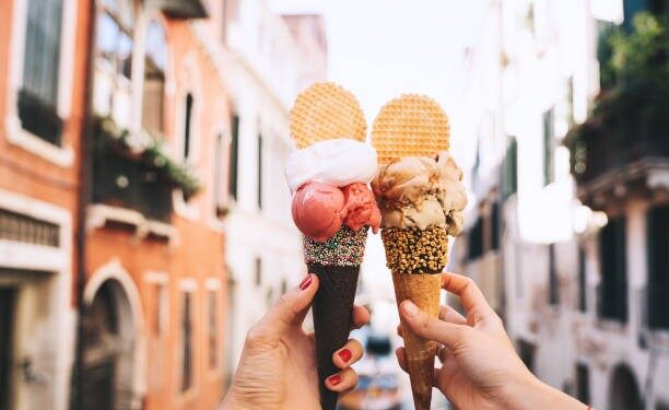 Un celebru oraș din Italia vrea să interzică înghețata după miezul nopții: „Ne protejăm localnicii”