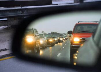 Șoferii pot circula fără a include faza scurtă a farurilor pe timp de zi