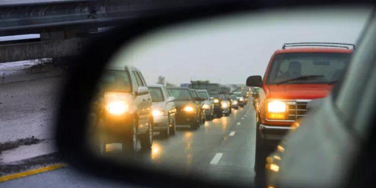 Șoferii pot circula fără a include faza scurtă a farurilor pe timp de zi