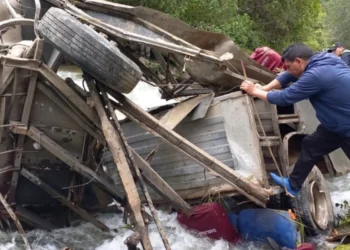 В Перу пассажирский автобус сорвался со скалы: погибли 25 человек