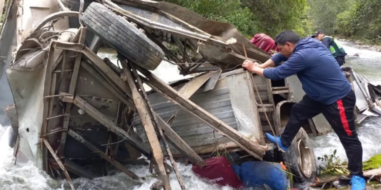 В Перу пассажирский автобус сорвался со скалы: погибли 25 человек