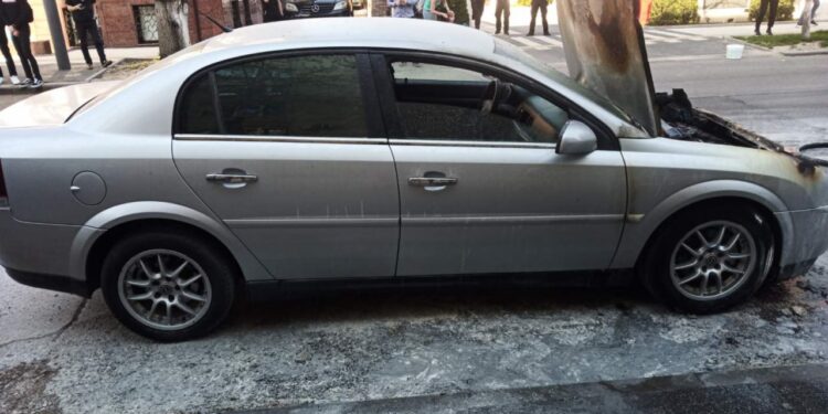 Incendiu în capitală. Un automobil a fost mistuit de flăcări