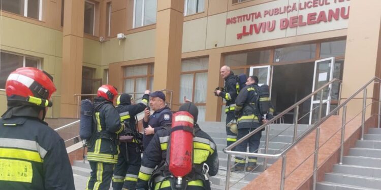 Un nou incendiu la Liceul Teoretic „Liviu Deleanu”. Toți elevii au fost evacuați de urgență