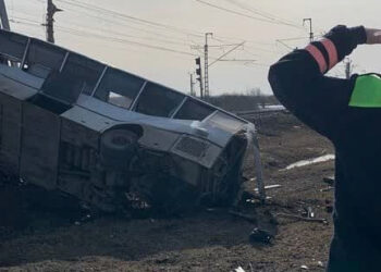 В России скорый поезд столкнулся с пассажирским автобусом. Восемь человек погибли