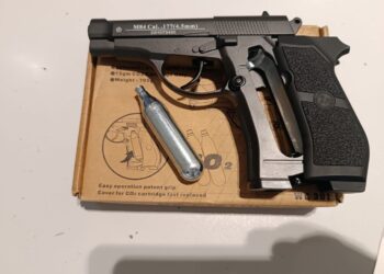 Au încercat să traverseze frontiera cu pistoale pneumatice. Trei cetățeni străini, documentați de autorități