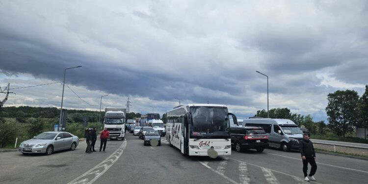 Aglomerație la frontiera cu Ucraina, pe ambele direcții de deplasare