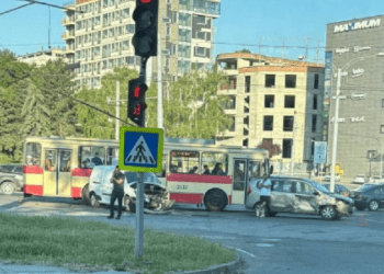 Nu au putut împărți o intersecție: Un Mercedes și o Dacia, boțite pe o stradă din capitală