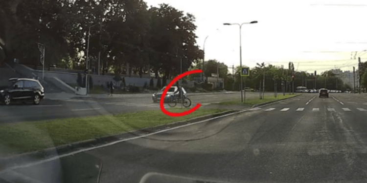 В столице на пешеходном переходе сбили 12-летнего ребенка