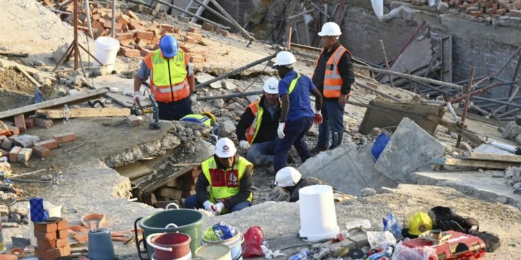 В ЮАР рухнул строившийся дом. Под завалами могут находиться 50 человек