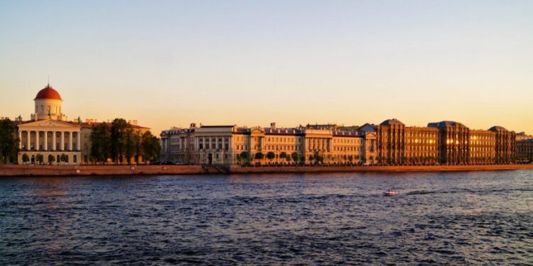 В Петербурге автобус пробил ограду моста и упал в реку, есть погибшие