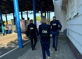 Двух таможенных инспекторов подозревают в коррупции