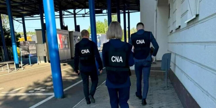 Двух таможенных инспекторов подозревают в коррупции