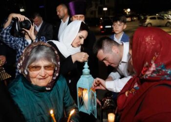 Благодатный огонь прибыл в Молдову: Башкан Гагаузии и депутаты от блока «Победа» — единственные из официальных лиц, кто встретил святыню в аэропорту Кишинева