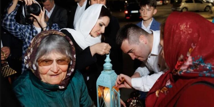 Благодатный огонь прибыл в Молдову: Башкан Гагаузии и депутаты от блока «Победа» — единственные из официальных лиц, кто встретил святыню в аэропорту Кишинева