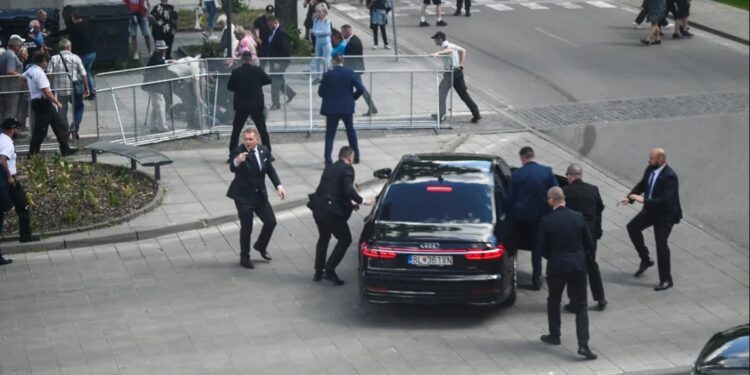 Покушение на премьера Словакии Фицо: Состояние политика оценивается как очень тяжелое. Стрелок задержан